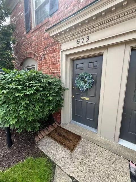 673 Robinwood Dr, Pittsburgh, PA 15216