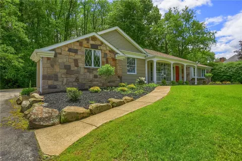 9 Victoria Dr, New Castle, PA 16105