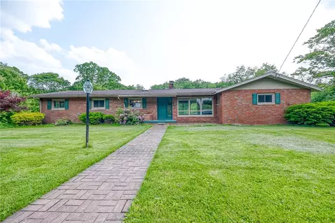 821 Chateau Dr, Ellwood City, PA 16117