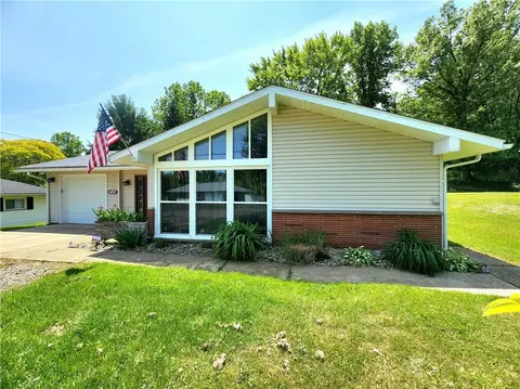 2490 Victoria Dr, Hermitage, PA 16148