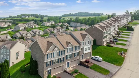 4003 Great Star Ct, Jeannette, PA 15644