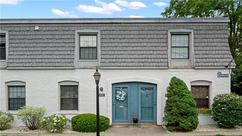 718 Carriage Cir, Pittsburgh, PA 15205
