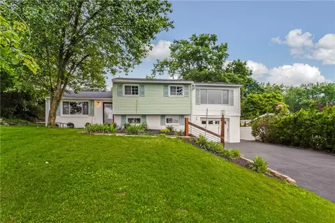 220 Aberdeen Dr, Oakdale, PA 15071