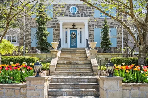 207 Warwick Dr, Pittsburgh, PA 15241