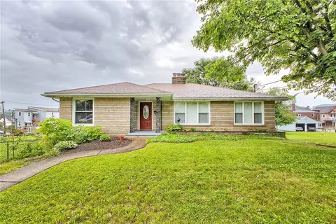 8 S Fifth St, Youngwood, PA 15697