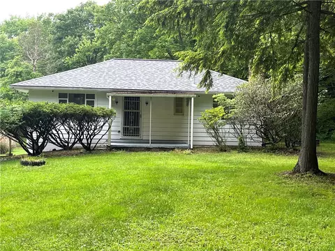 428 Muddy Creek Dr, Slippery Rock, PA 16057