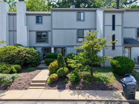1586 Pinehurst Dr, Pittsburgh, PA 15241 photo 1