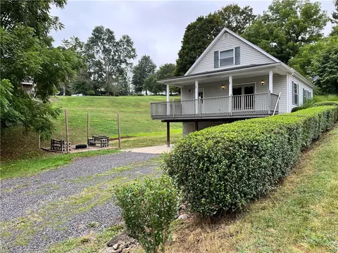 1103 Hoffman Dr, Oakdale, PA 15071