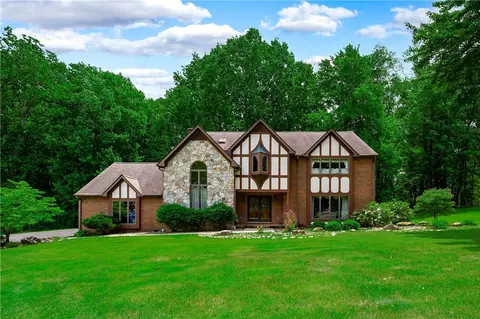 109 Old Hickory Ln, Grove City, PA 16127