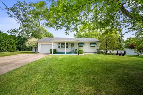 2485 Victoria Dr, Hermitage, PA 16148