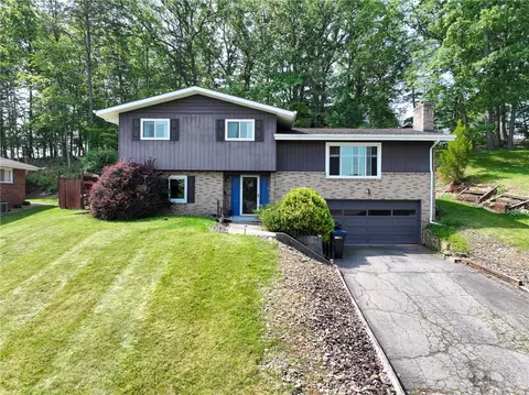 215 Columbia Dr, Aliquippa, PA 15001
