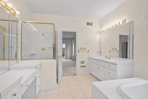 Bath - 21 Timbercrest Cir, Cecil, PA 15321 photo 4 of 6