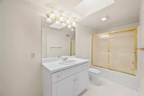 Bath - 21 Timbercrest Cir, Cecil, PA 15321 photo 1 of 6