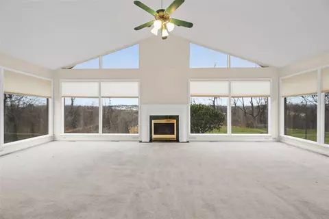 Living - 21 Timbercrest Cir, Cecil, PA 15321 photo 4 of 7