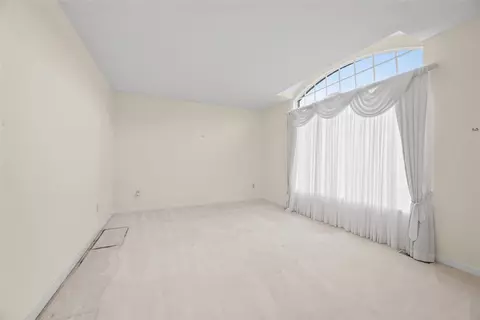 Living - 21 Timbercrest Cir, Cecil, PA 15321 photo 3 of 7