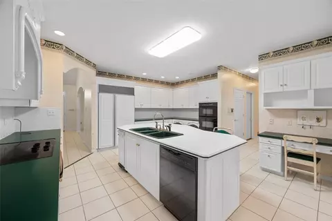 Kitchen - 21 Timbercrest Cir, Cecil, PA 15321 photo 4 of 5