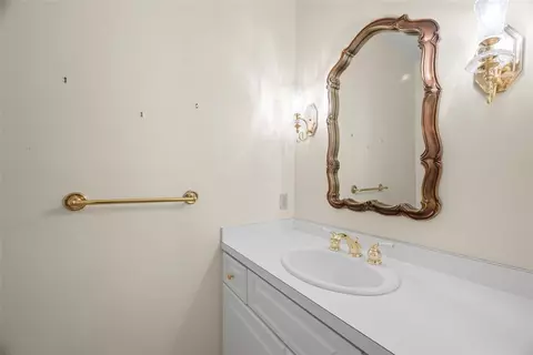 Bath - 21 Timbercrest Cir, Cecil, PA 15321 photo 2 of 6