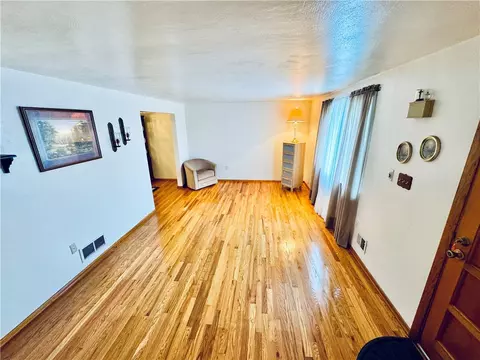 126 Preston Dr, Braddock, PA 15104 photo 4
