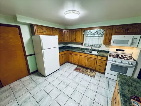 126 Preston Dr, Braddock, PA 15104 photo 10