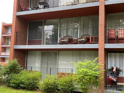446 Hoodridge Dr #210, Pittsburgh, PA 15234