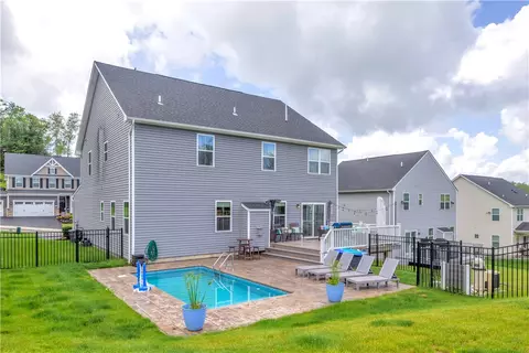 Exterior - 205 Regency Dr, Eighty Four, PA 15330 photo 4 of 7