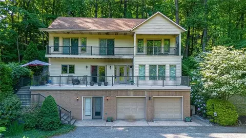 8 Lakefront Rd, Greensburg, PA 15601