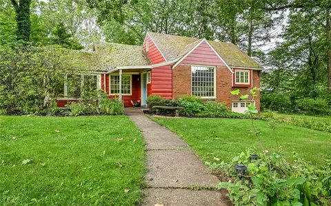 Exterior - 300 S Pasadena Dr, Pittsburgh, PA 15215 photo 9 of 11