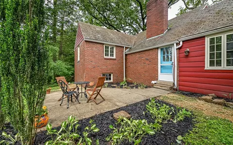 Exterior - 300 S Pasadena Dr, Pittsburgh, PA 15215 photo 7 of 11