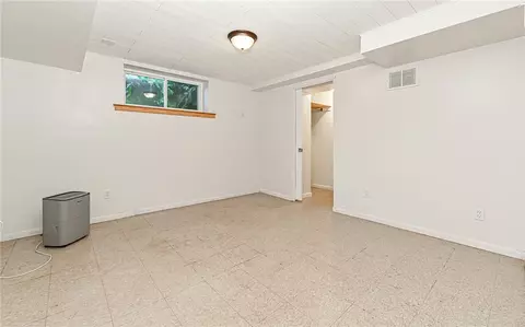 Bedroom - 300 S Pasadena Dr, Pittsburgh, PA 15215 photo 3 of 3