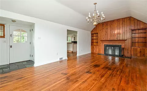 Living - 300 S Pasadena Dr, Pittsburgh, PA 15215 photo 3 of 7