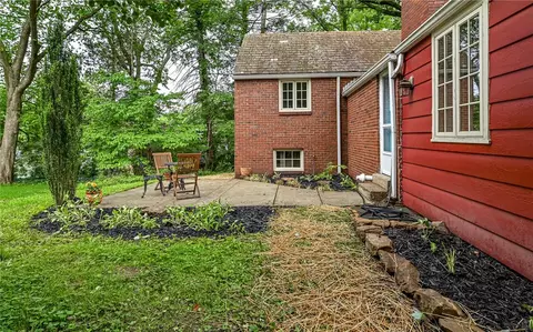 Exterior - 300 S Pasadena Dr, Pittsburgh, PA 15215 photo 6 of 11