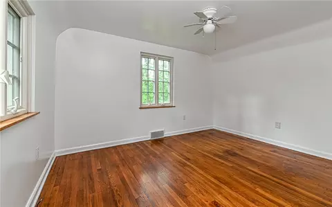 Bedroom - 300 S Pasadena Dr, Pittsburgh, PA 15215 photo 2 of 3
