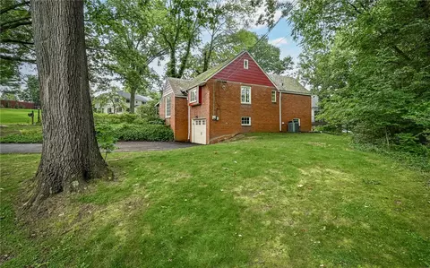 Exterior - 300 S Pasadena Dr, Pittsburgh, PA 15215 photo 11 of 11