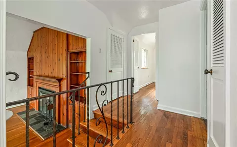 Entry Way - 300 S Pasadena Dr, Pittsburgh, PA 15215 photo 1 of 2