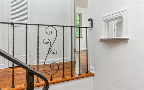 Entry Way - 300 S Pasadena Dr, Pittsburgh, PA 15215 photo 2 of 2