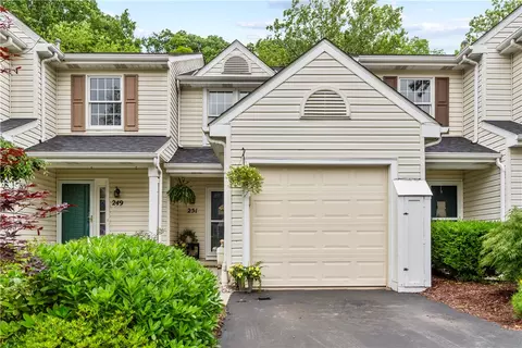 251 Commons Dr, Oakmont, PA 15139