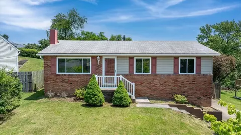 118 Farmcrest Dr, Oakdale, PA 15071