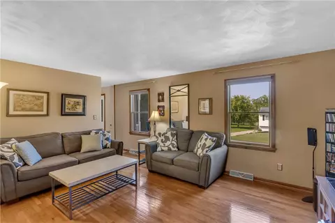 Living - 116 Rizzi Dr, Irwin, PA 15642 photo 5 of 6