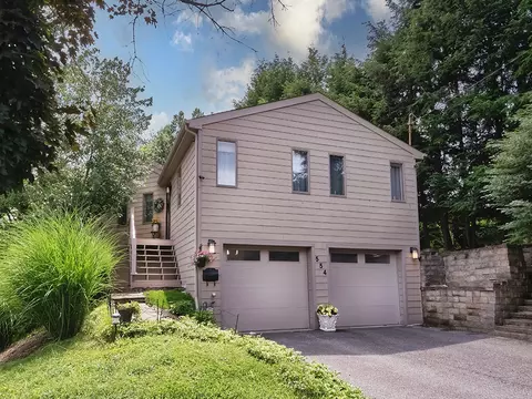 554 Rolling Green Dr, Bethel Park, PA 15102