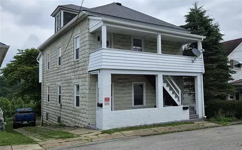 328-328 A Chestnut St, Vandergrift, PA 15690