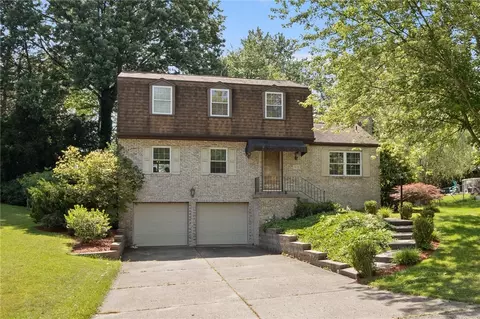 3530 Woodlake Dr, Allison Park, PA 15101