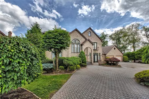 410 Lorenzo Ln, Irwin, PA 15642