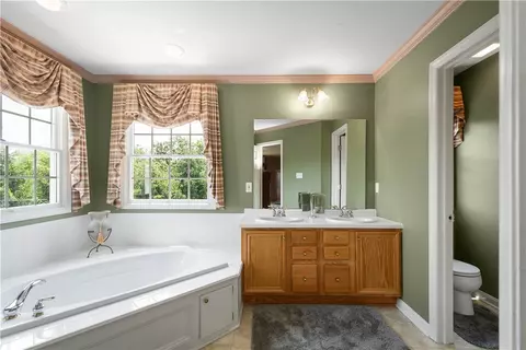 Bath - 206 Buckeye Ct, Eighty Four, PA 15330 photo 2 of 5