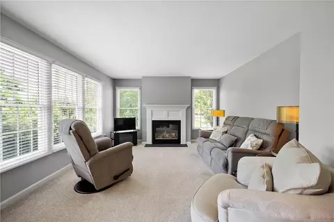 Living - 206 Buckeye Ct, Eighty Four, PA 15330 photo 2 of 4
