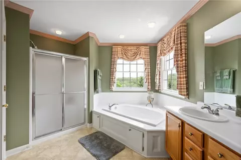 Bath - 206 Buckeye Ct, Eighty Four, PA 15330 photo 3 of 5