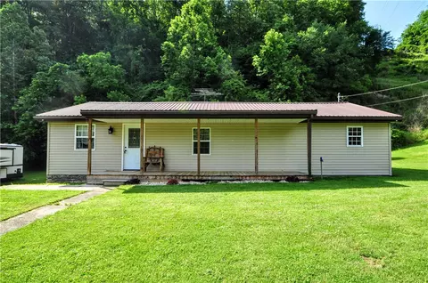 858 Pike Run Dr, Coal Center, PA 15423
