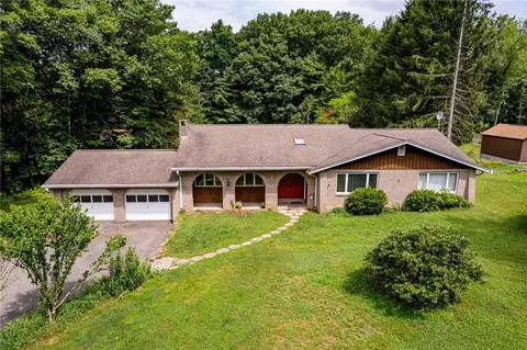 483 Twin Lakes Rd, Latrobe, PA 15650