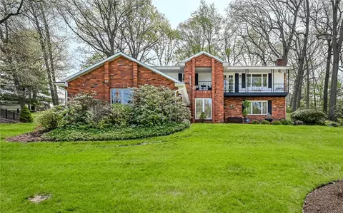 130 Killarney Rd, Wexford, PA 15090
