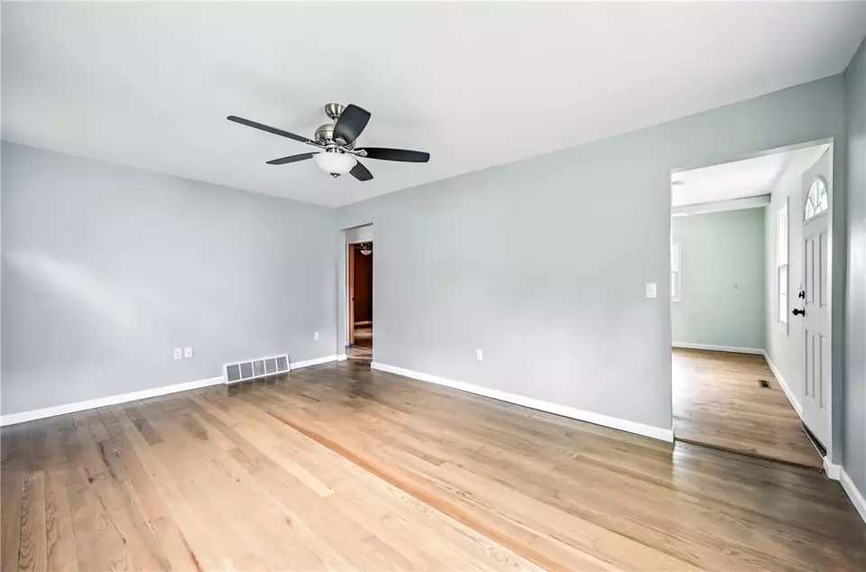 Living - 2796 Ivanhoe Rd, Sharpsville, PA 16150 photo 3 of 4