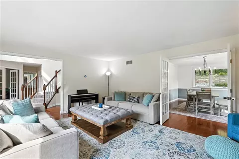 Living - 275 Jefferson St, Export, PA 15632 photo 2 of 4